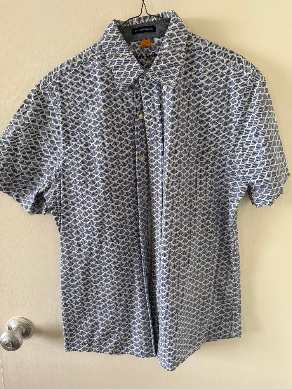 Men's Short-Sleeve Button-Down Shirt in Blue Scale Print